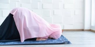 Çfarë ngjyre duhet të jenë rrobat me të cilën gruaja fal namazin?