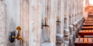 A thuhet bismilah kur marr abdes dhe ndodhem në banjo?