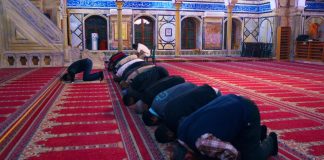 Nëse më prishet abdesi gjatë namazit, a të vazhdojë apo të largohem për abdes?