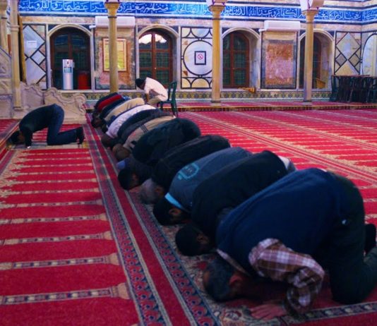 Nëse më prishet abdesi gjatë namazit, a të vazhdojë apo të largohem për abdes?