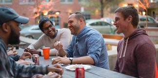 Lutja që bën miku për të zotin e ushqimit