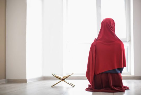 Si duhet ta lag gruaja kokën e saj gjatë marrjes së abdesit?