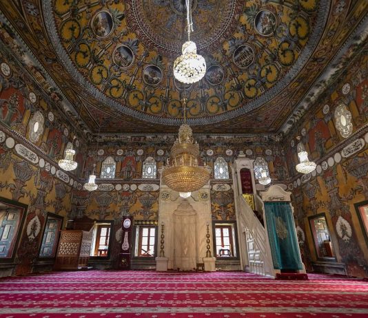 A lejohet vendosja e kamerave brenda xhamisë ashtu që të filmohet çdo gjë brenda saj?