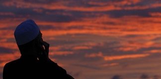 A lejohet thirrja e ezanit nga personi i cili nuk ka abdes?