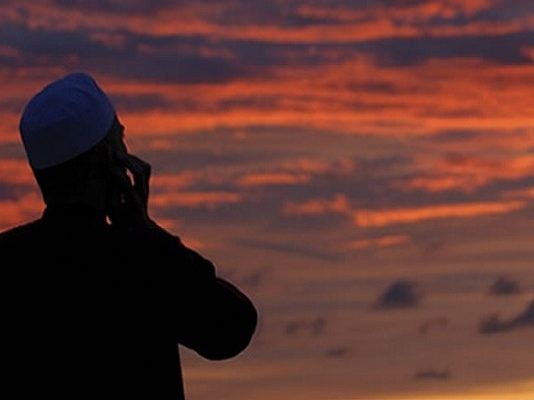 A lejohet thirrja e ezanit nga personi i cili nuk ka abdes?