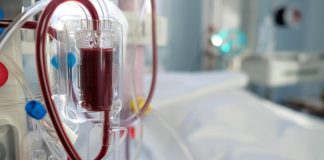 A lejohet bashkimi i namazeve gjatë përdorimit të aparatit të dializës që mund të zgjasë shumë?