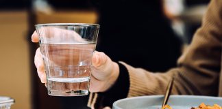 Kërkimi i ushqimit ose pijes, tërthorazi, nëpërmjet lutjes