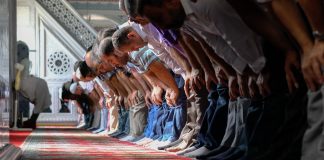 Si duhet vepruar nëse e harron një rekat të namazit pa e falur?