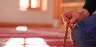 Thënia Allãhu Ekber dhe Subḥan-Allãh gjatë ecjes në udhëtim