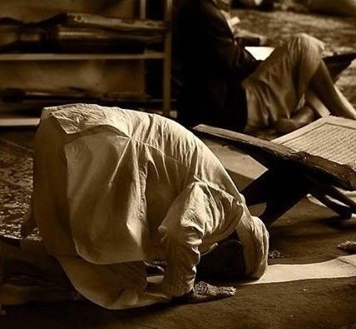 Çfarë duhet lutur gjatë të ndenjurit ulur në namaz?