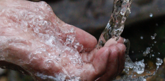 Nëse gargarisim gjatë abdesit dhe uji pa dashje përbihet, a prishet agjërimi?