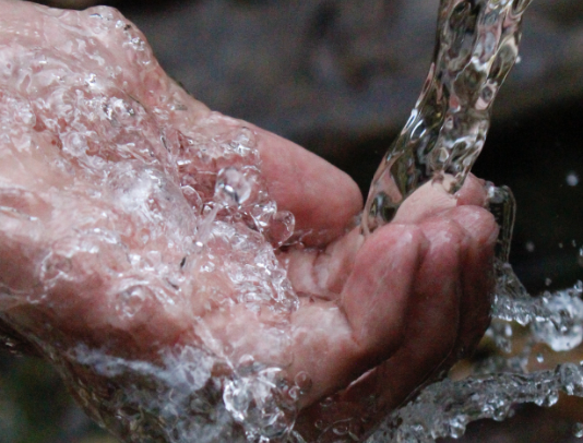 A duhet hequr leukoplasti nga plaga gjatë abdesit?