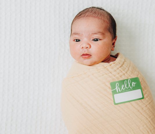 A duhet t’iu vendosi fëmijëve emrat e prindërve?