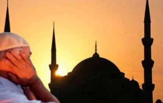 A duhet të thërras ezanin kur falem në shtëpi?