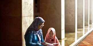 A ia prishë namazin nënës fëmija kur i del përpara?