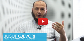 A lejohet të qëndrojë në një tavolinë ku pihet alkooli?