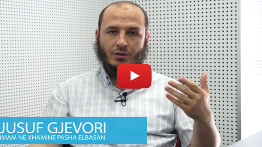 A lejohet të qëndrojë në një tavolinë ku pihet alkooli?