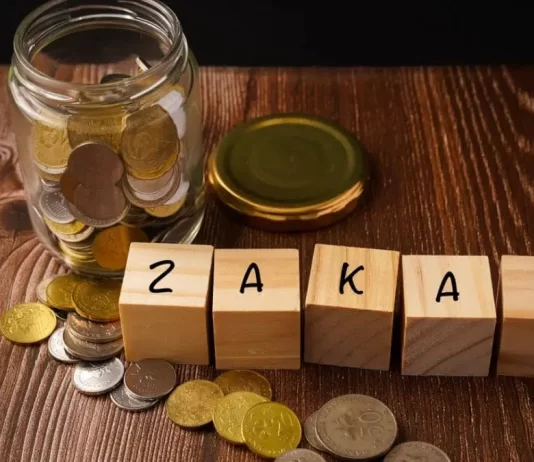 A i lejohet babait që zekatin e fitrit t’ia japë vajzës së tij të martuar, që është e varfër?