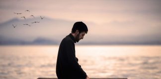 A lejohet të falet namazi me pizhame?