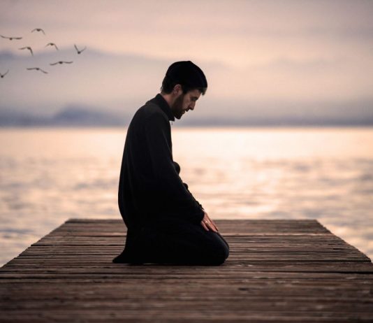 A lejohet të falet namazi me pizhame?
