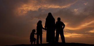 A më lejohet të paraqitem pa mbulesë dhe të përshëndetem me dorë me xhaxhanë e burrit tim?