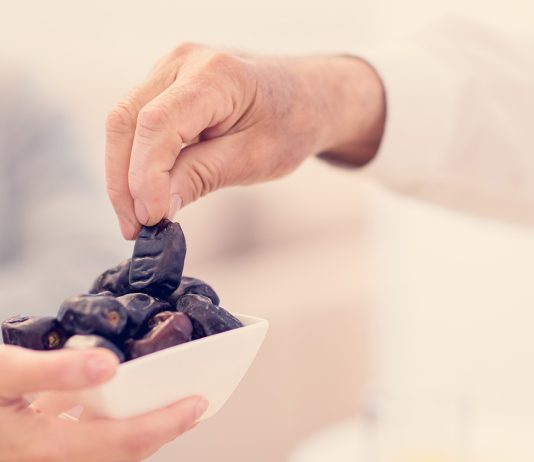 Si është raporti mes mosngjasimit me ithtarët e librit dhe agjërimit Ditës së Ashures?