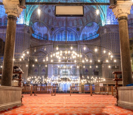 A lejohet të marrim gjëra nga xhamia për përdorim në shtëpi?