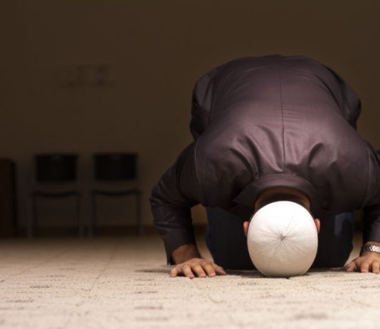 Si të bëhem i rregullt në faljen e namazeve?