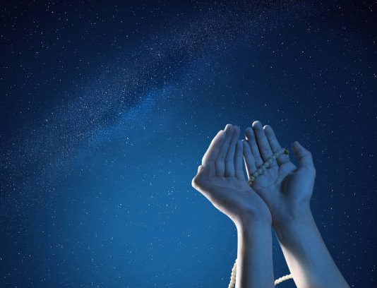 Çfarë ndodh me atë person që i lutet të vdekurit?