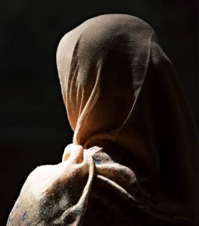 Jam një femër dhe a lejohet të shoqërohem me djem?