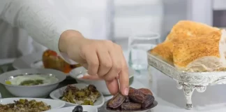 Gruaja me menstruacione e cila pastrohet para sabahut, a duhet ta agjërojë këtë ditë?