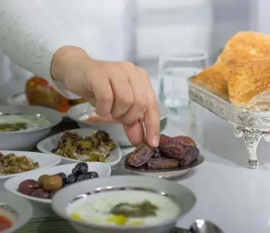 Gruaja me menstruacione e cila pastrohet para sabahut, a duhet ta agjërojë këtë ditë?