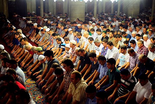 Si të zgjohemi më lehtë për faljen e namazit të sabahut?