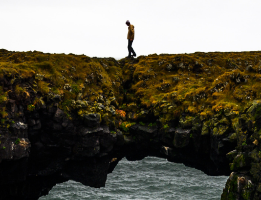 A lejohet të jetojë i vetëm?