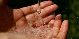 A e ka obligim gruaja t’i zgjidhë flokët e saj gjatë marrjes së abdesit?