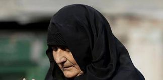 Gjyshja ime e fal keq namazin çfarë duhet të bëjë?