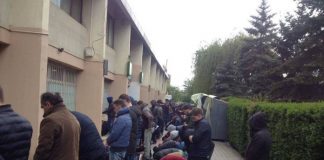 A lejohet përsëritja e xhumasë në të njëjtën xhami, për shkak të ngushticës?