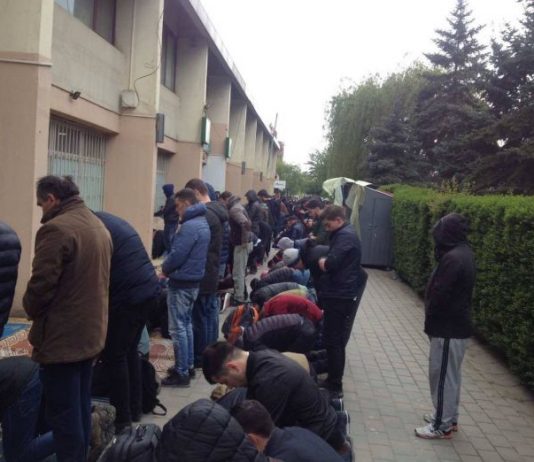 A lejohet përsëritja e xhumasë në të njëjtën xhami, për shkak të ngushticës?