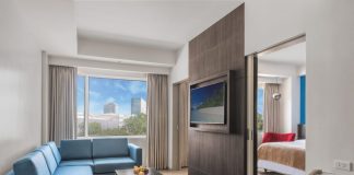 A është i lejuar këndimi i Kuranit në TV kur nuk ka njeri në shtëpi?