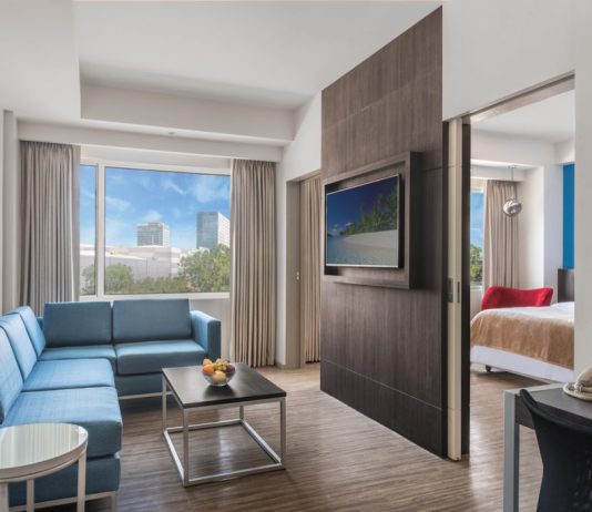 A është i lejuar këndimi i Kuranit në TV kur nuk ka njeri në shtëpi?