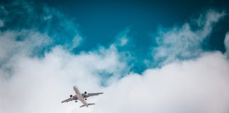 A lejohet udhëtimi i gruas me avion e vetme në këtë rast?