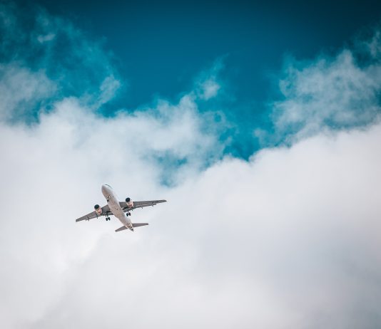 A lejohet udhëtimi i gruas me avion e vetme në këtë rast?