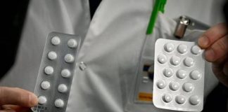 Gjatë agjërimit doktoresha vendos instrumentin mjekësor brenda në vaginë për ekzaminim