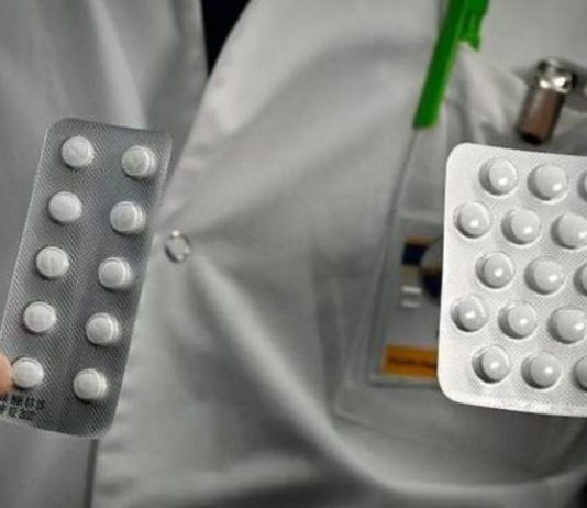 Gjatë agjërimit doktoresha vendos instrumentin mjekësor brenda në vaginë për ekzaminim