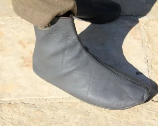 Si është vendimi mbi heqjen e çorapëve sa herë që personi merr abdes, me qëllim që të ruhet pastërtia?