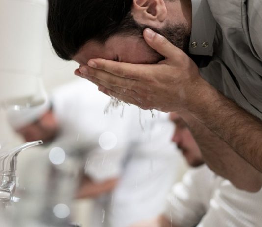 Çuarja e ujit deri në fyt gjatë shpëlarjes (gargarës) së gojës në abdes