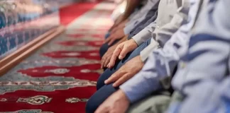 Ndjenja se ka derdhje urine gjatë namazit