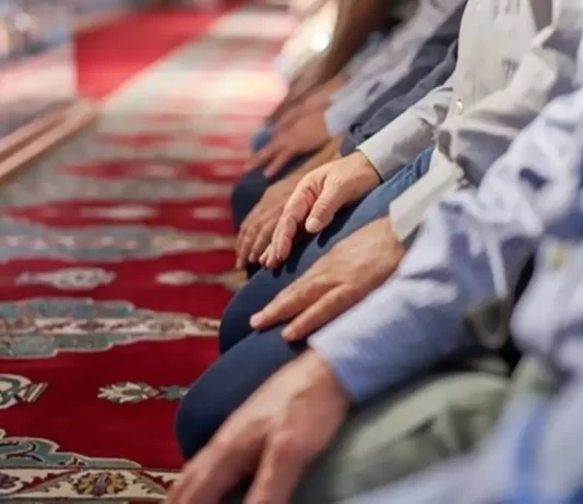 Ndjenja se ka derdhje urine gjatë namazit