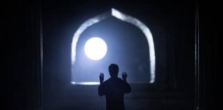 Kur e kryej abdesin dhe shkoj për t’u falur, ndjej se më del një pikë urine. Çfarë duhet të bëj?