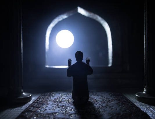 Kur e kryej abdesin dhe shkoj për t’u falur, ndjej se më del një pikë urine. Çfarë duhet të bëj?